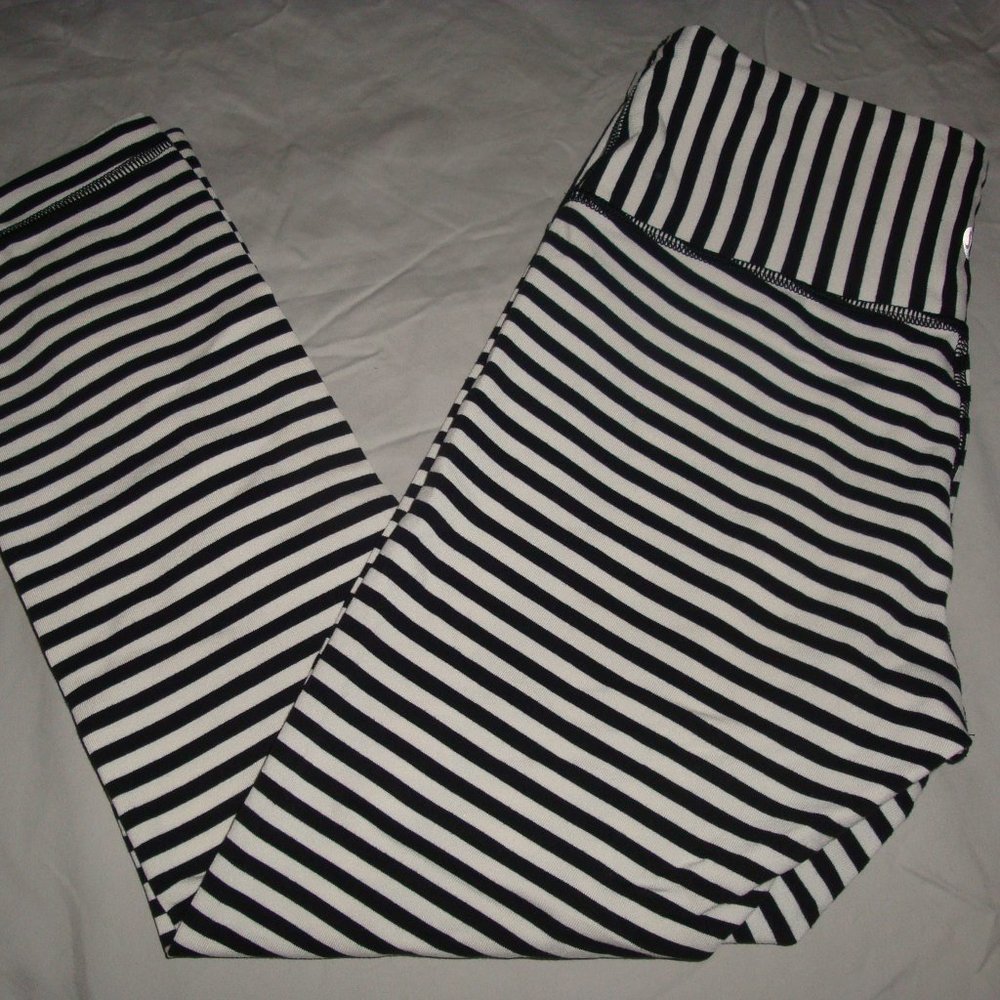 Lululemon Size 4 Wunder Under Crop II Narrow